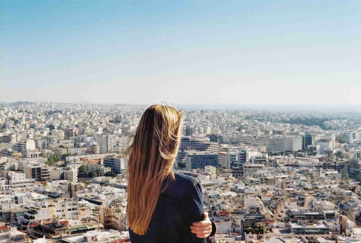 Frau mit Blick auf das Stadtbild von Athen, Griechenland